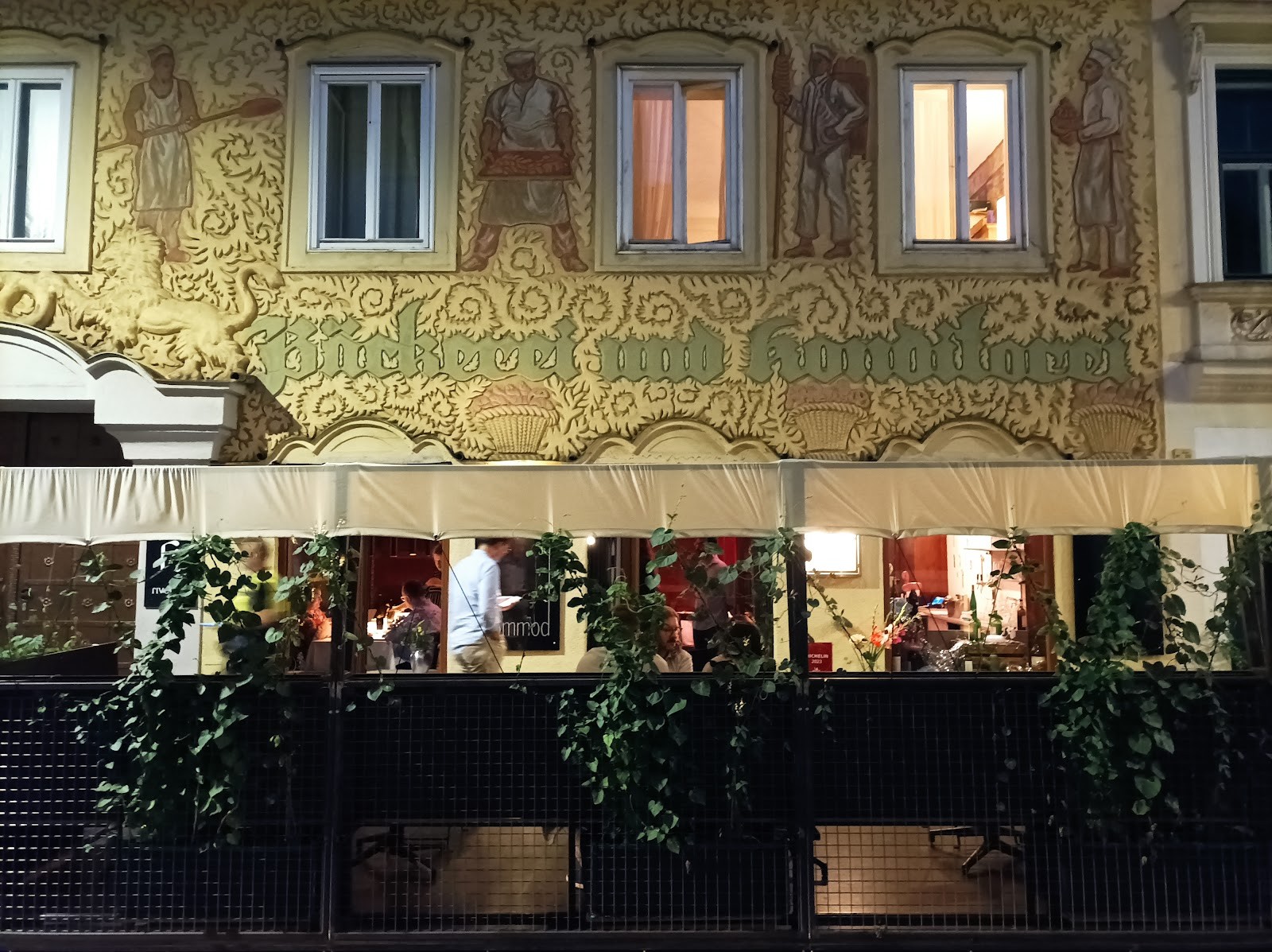 Restaurant kommod: the place
