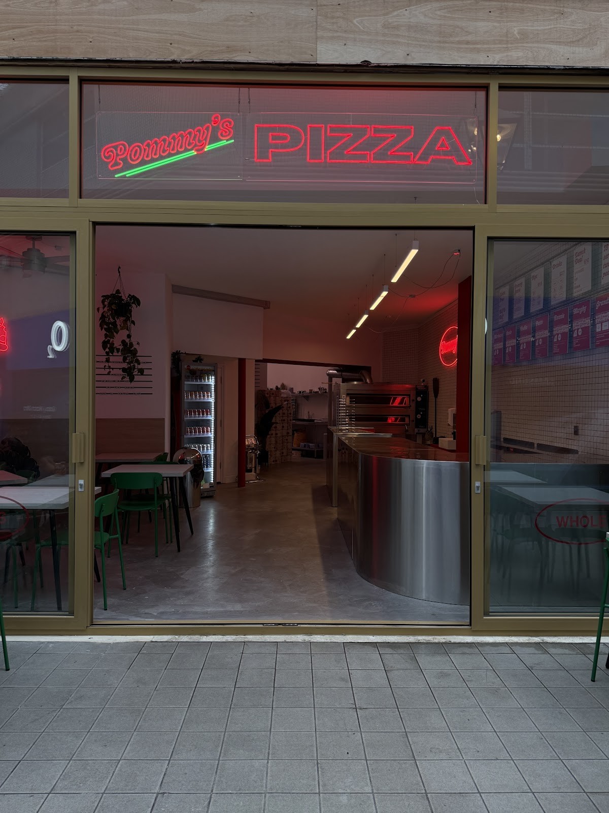 Pommy's Pizza: the place