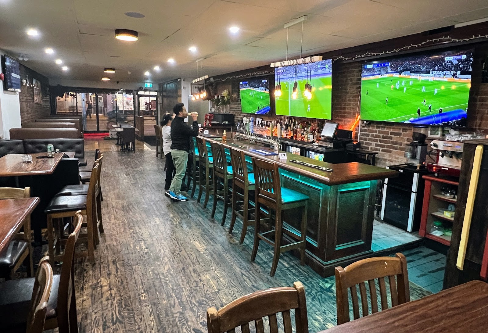 Arada Bar and Restaurant: the place