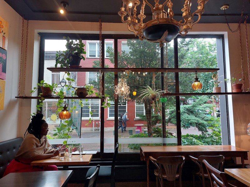 MOLLIE Bar Resto: photo 4