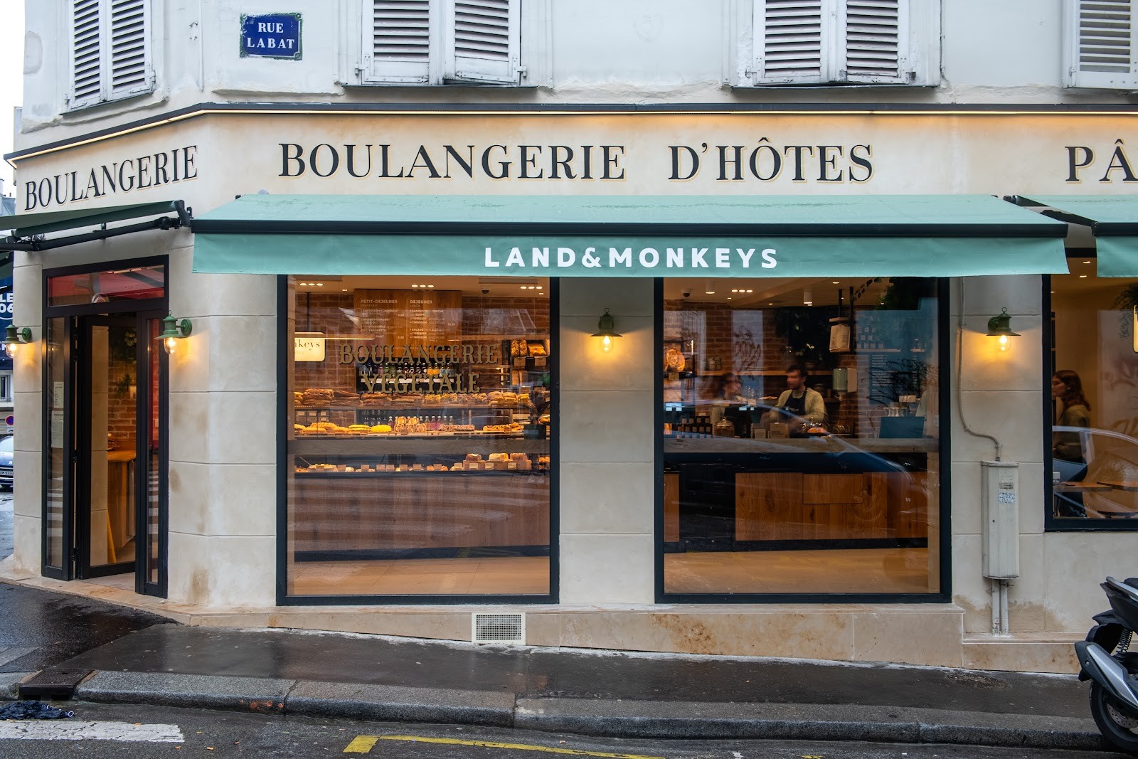 Land&Monkeys Montmartre: the place