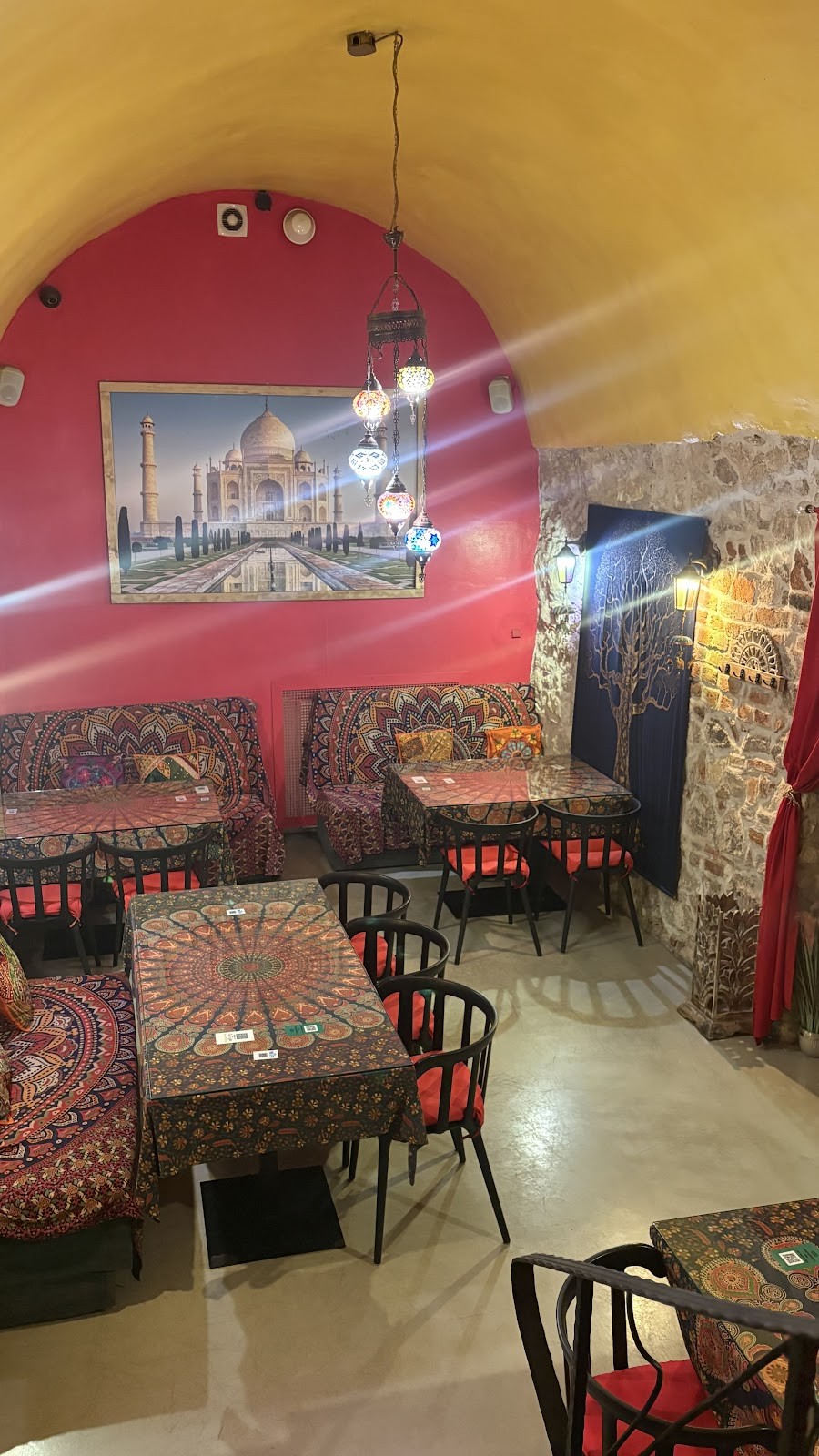 Delhi Curry House Indian Restaurant (طعام حلال): the place