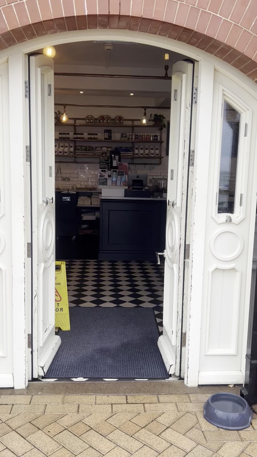 The Flour Pot Bakery - The Beach: the place