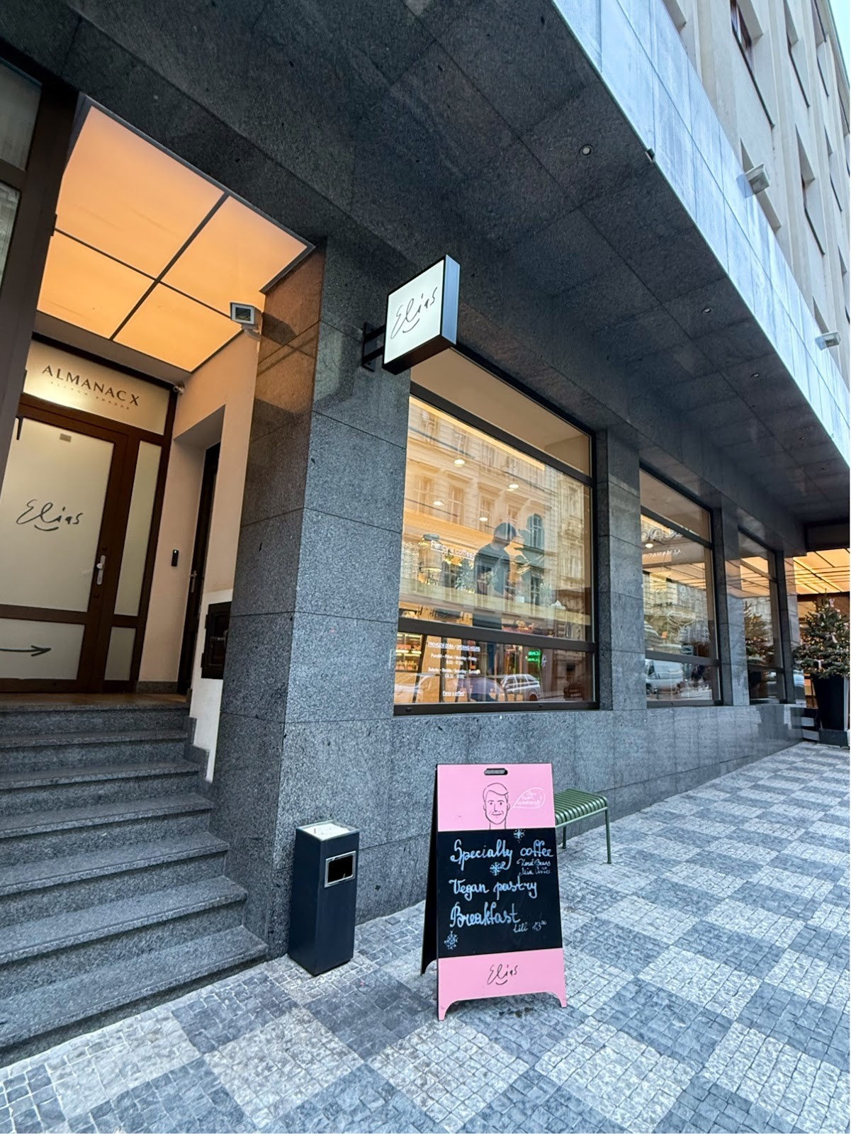 Elias Coffee Shop: the place