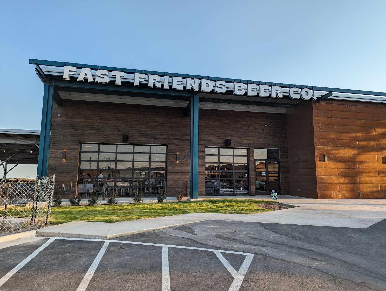 Fast Friends Beer Company: the place