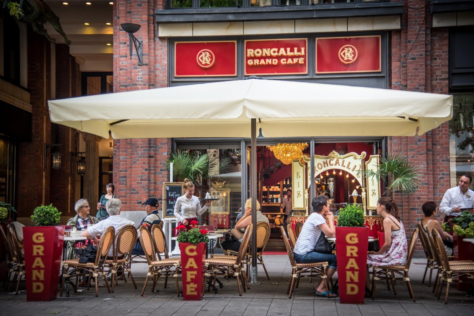 Roncalli Grand Café: the place