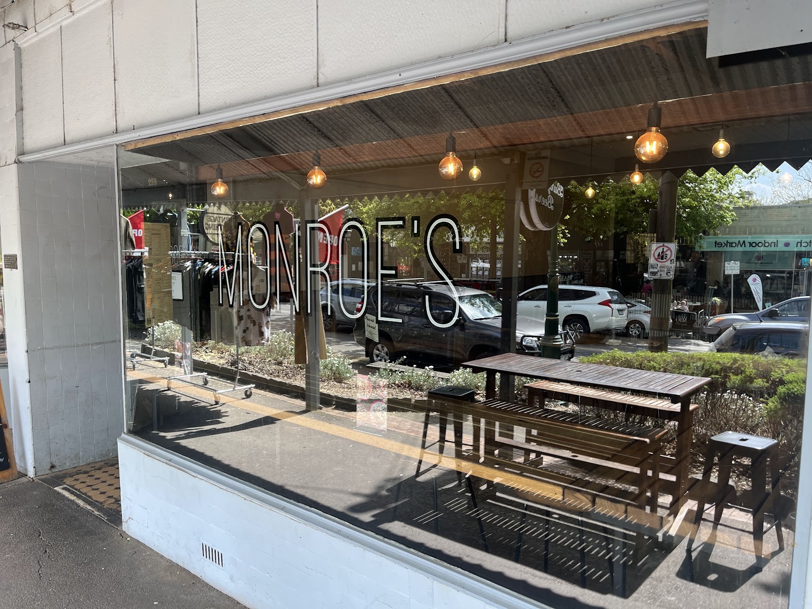 Monroe's Burgers & Beers: the place