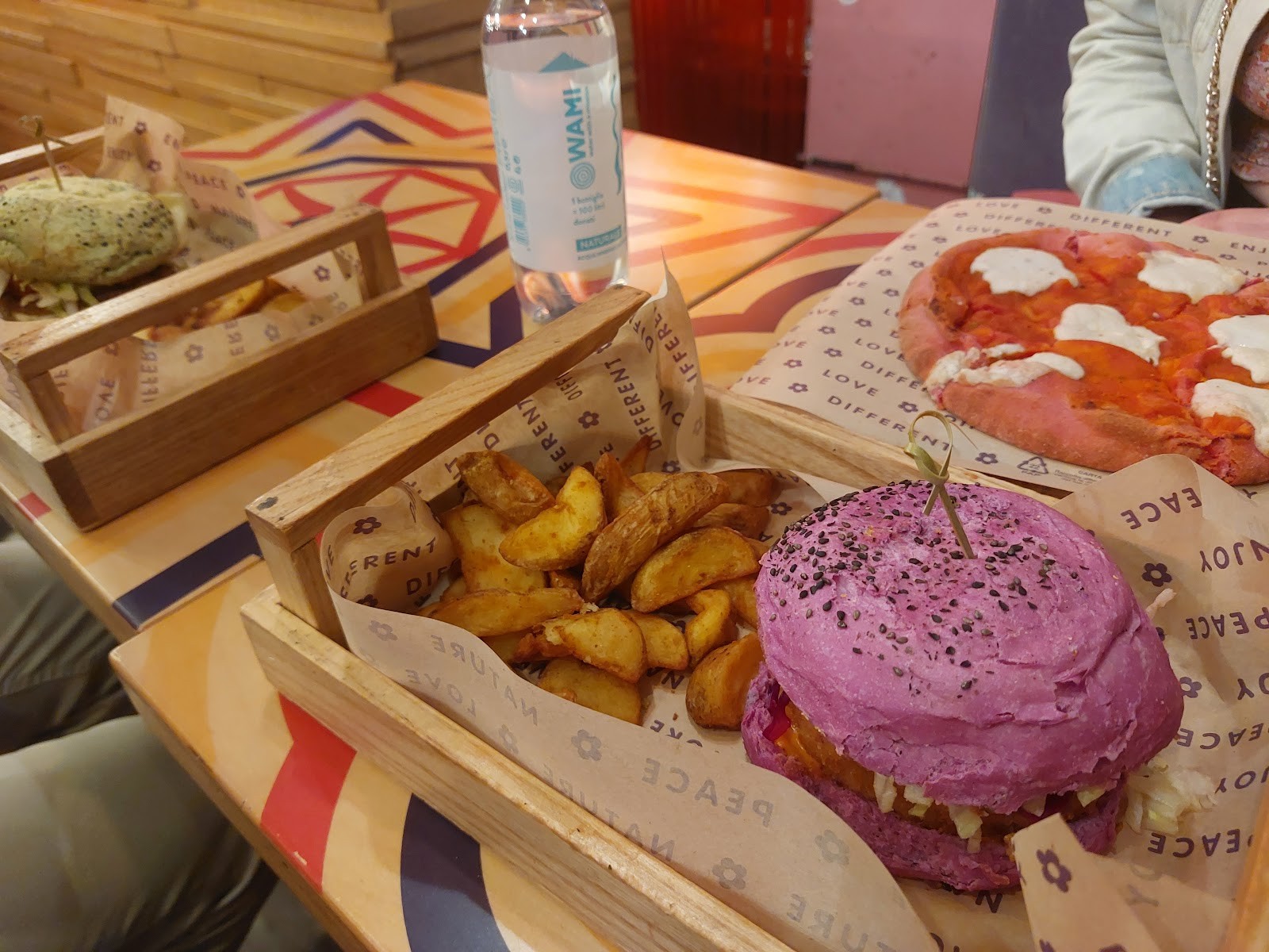 Flower Burger: food & drinks