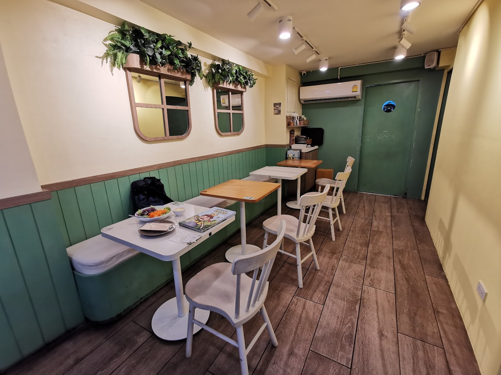 Jones' Salad สาขา ศาลาแดง (Saladaeng): the place