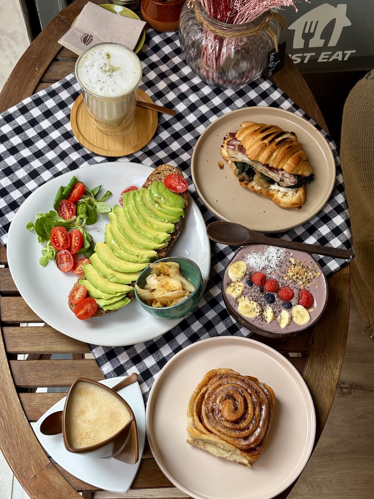 NATURY Esmorzars: food & drinks