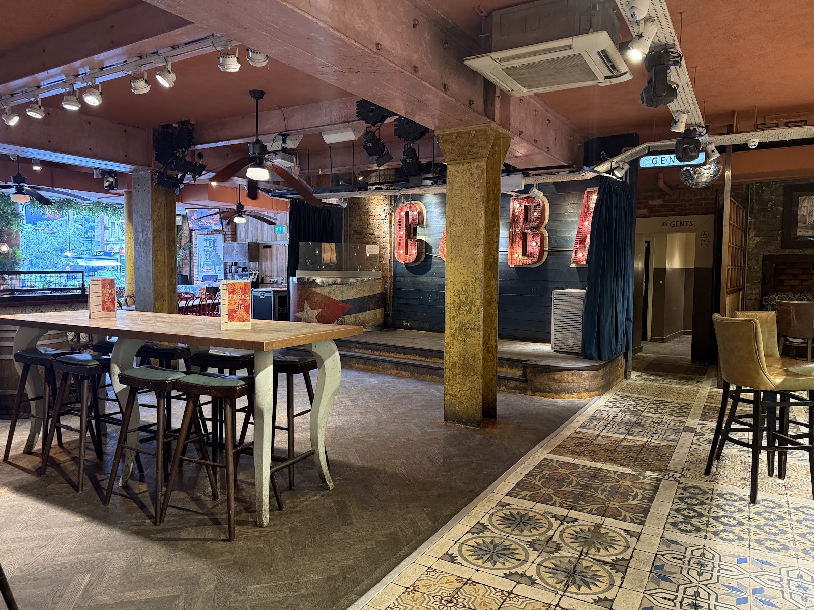 Revolución de Cuba Manchester: the place