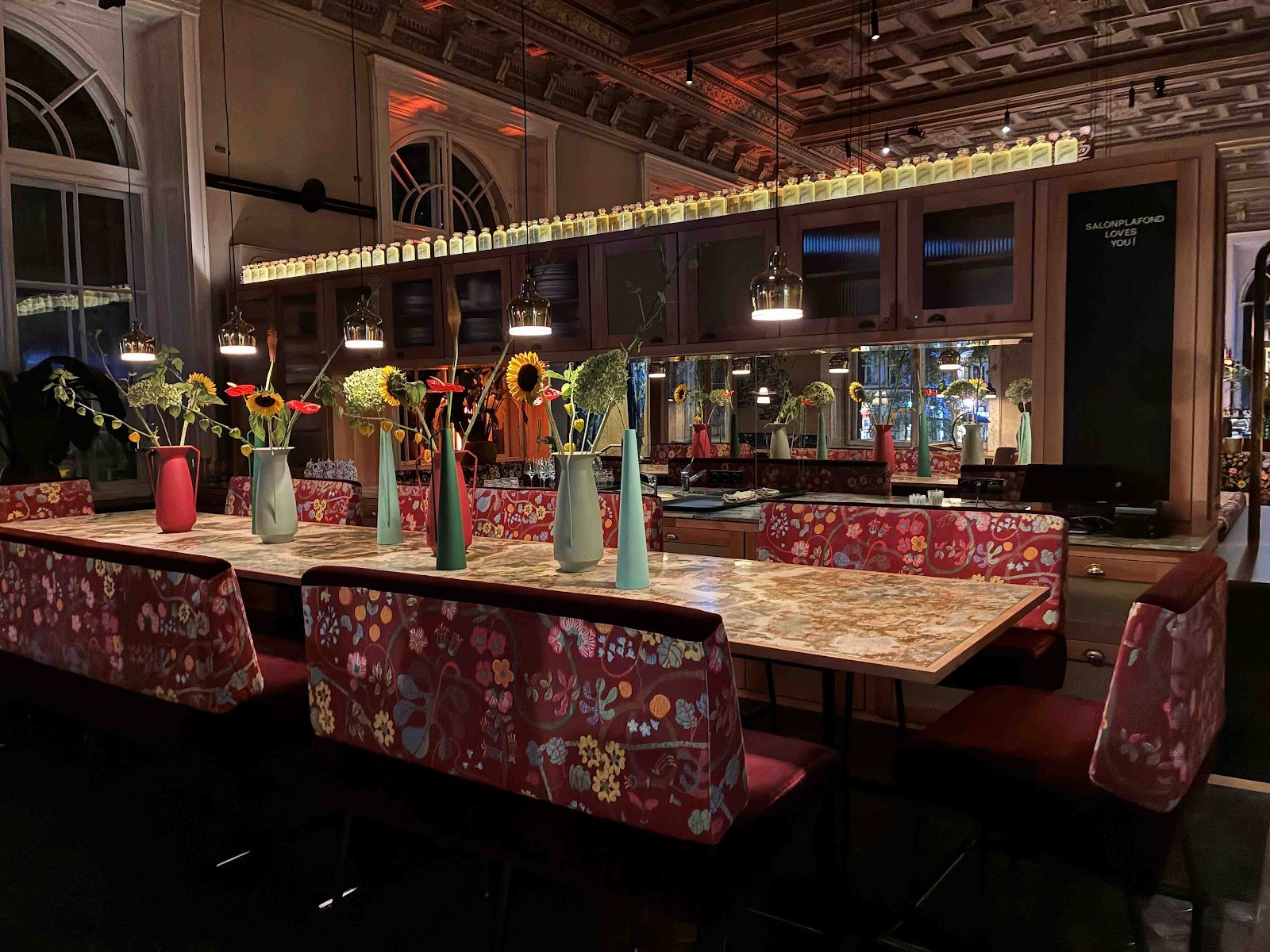 Salonplafond: the place
