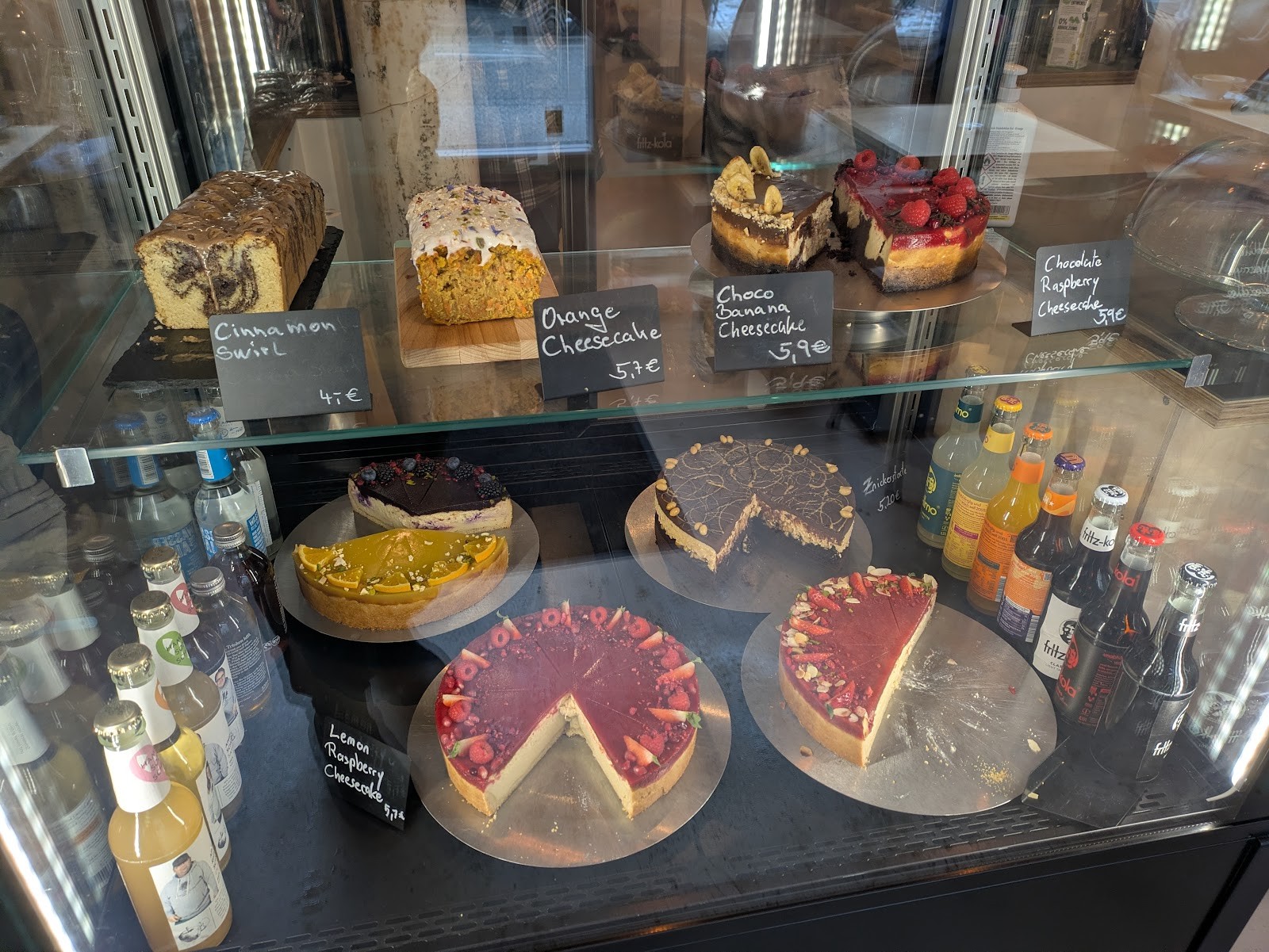 Manos Vegan Cake: food & drinks