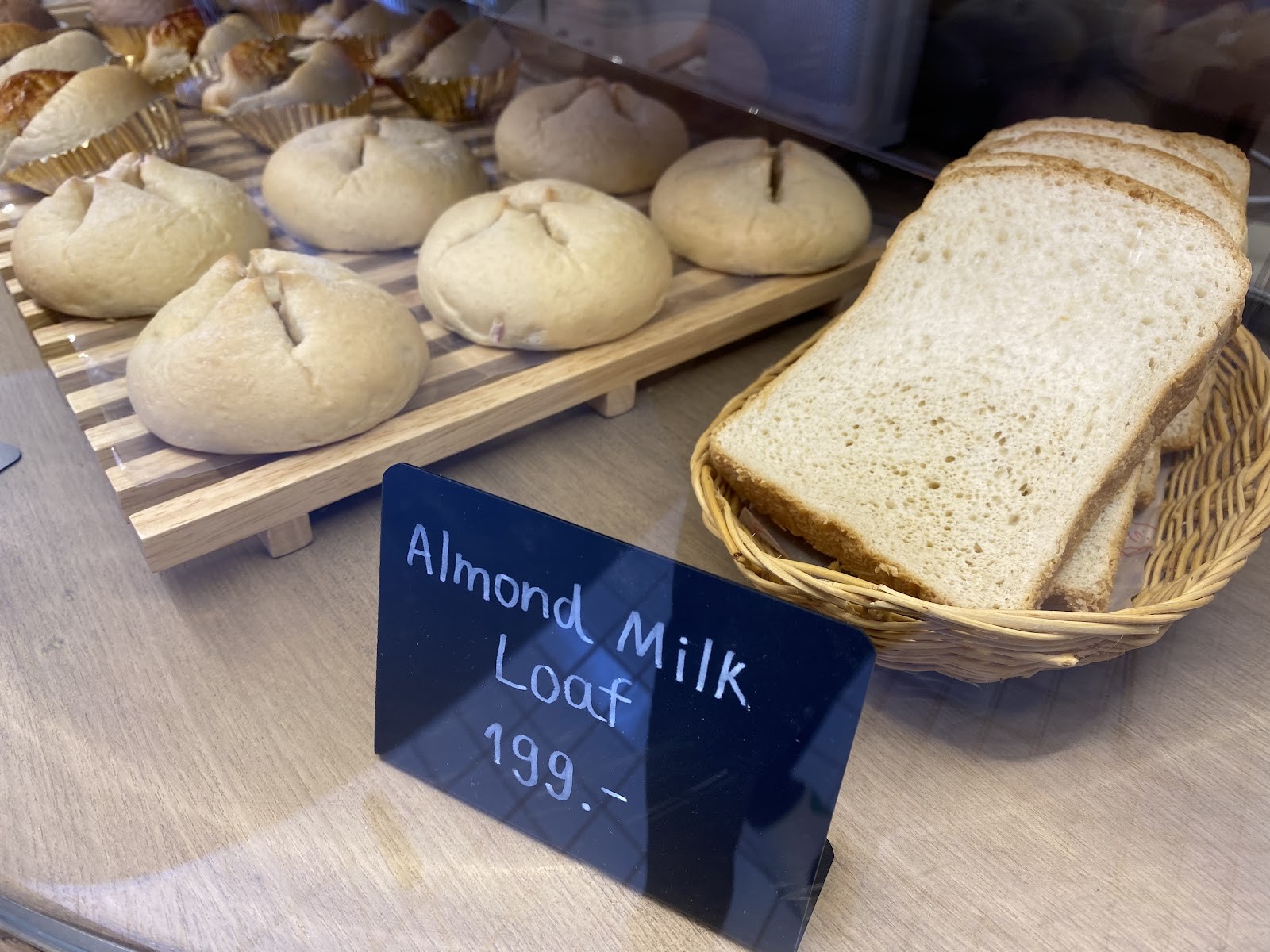 Itsbreadtimebymeww Charoen Nakhon Soi 10: food & drinks
