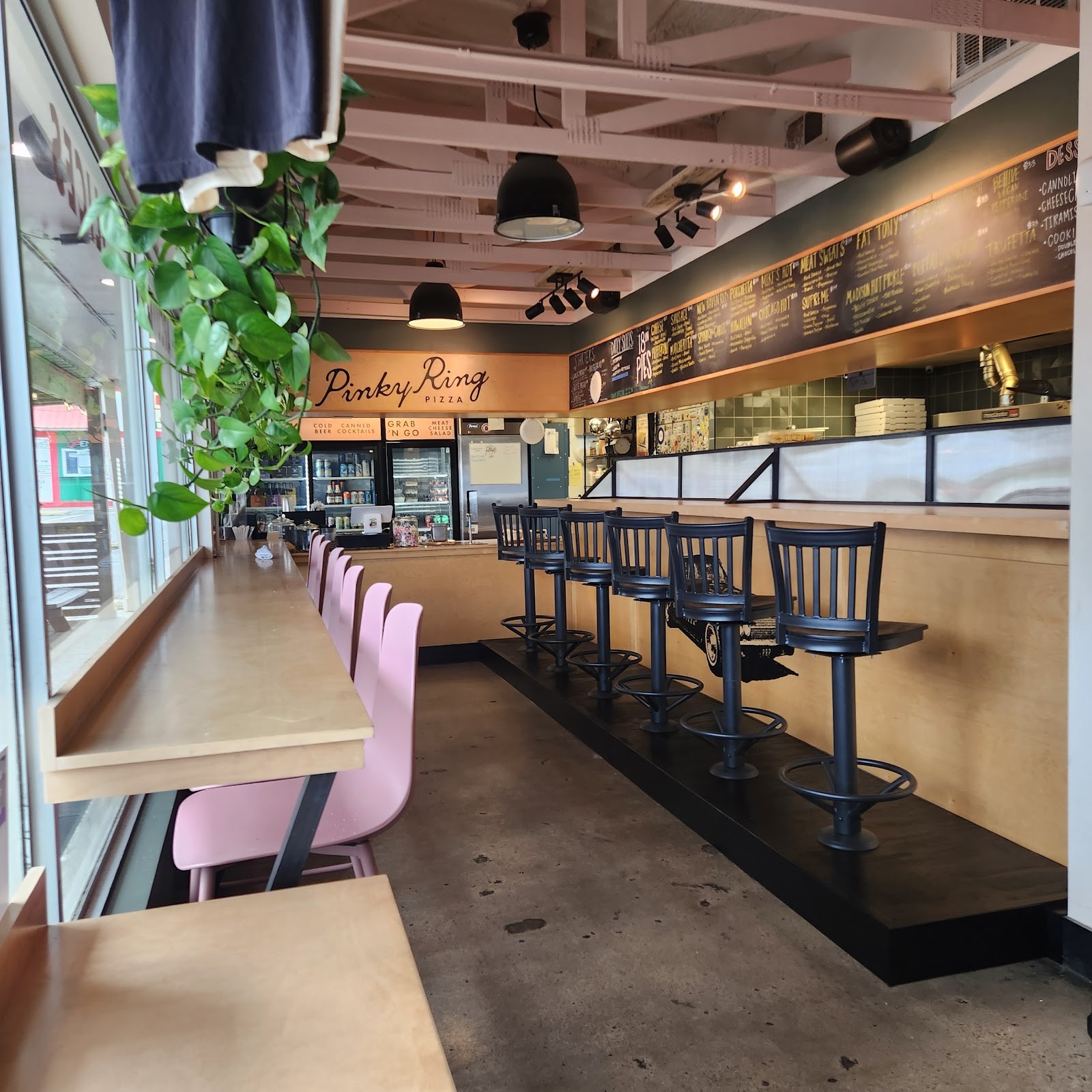 Pinky Ring Pizza: the place