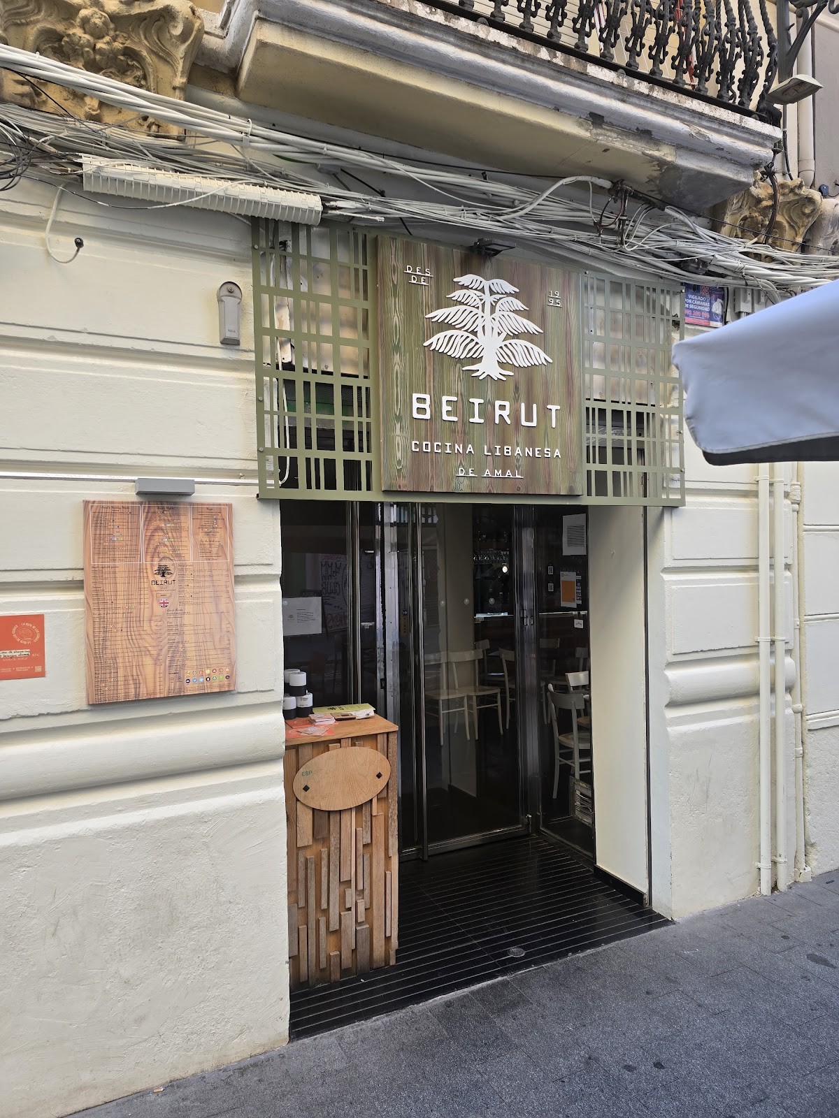 Beirut - Restaurante Libanés en Ruzafa: the place