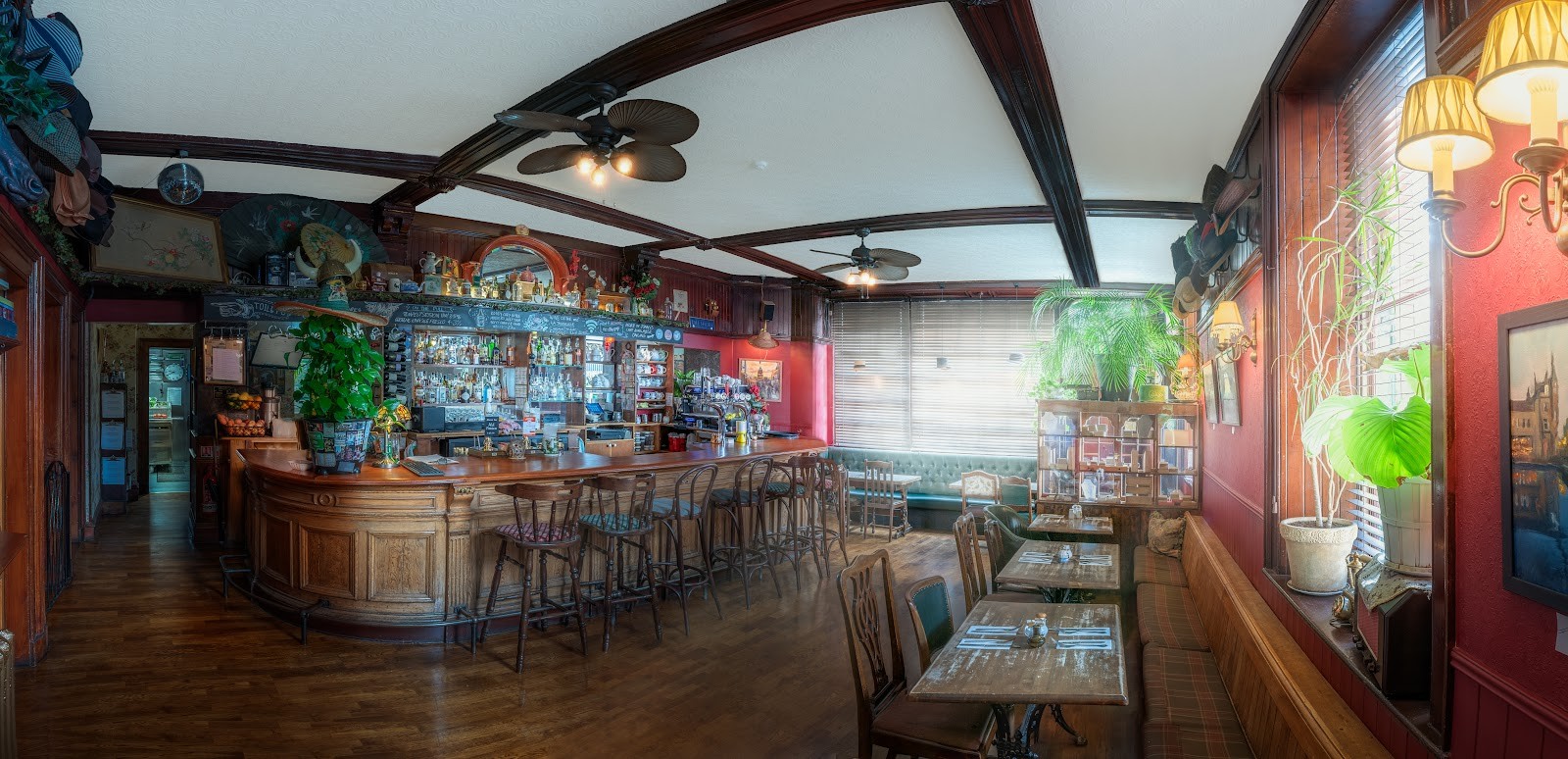 Roseleaf Bar Cafe: the place