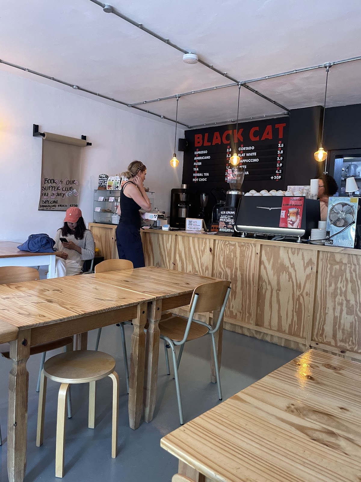Black Cat café: the place