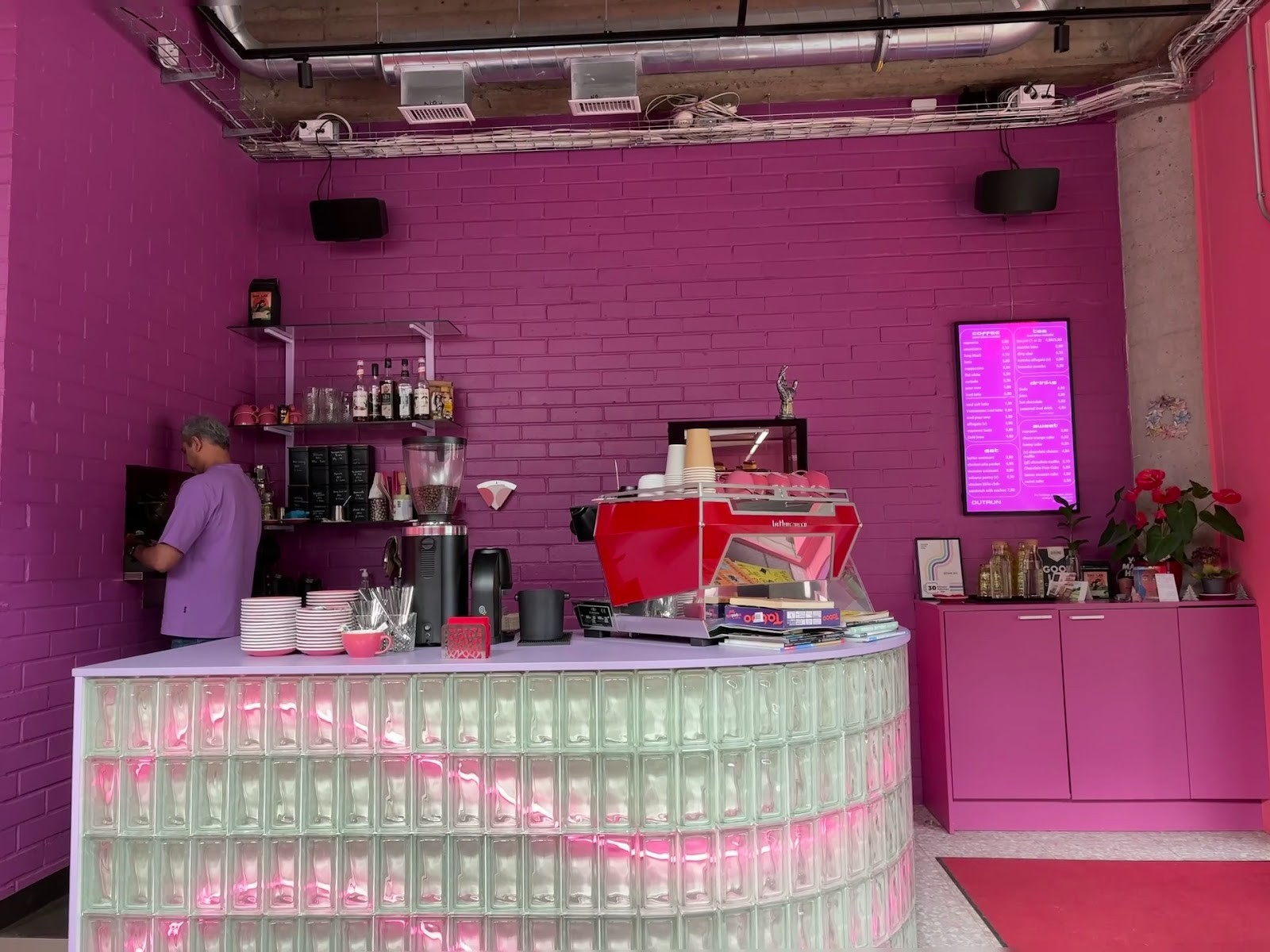 Outrun Cafe: the place
