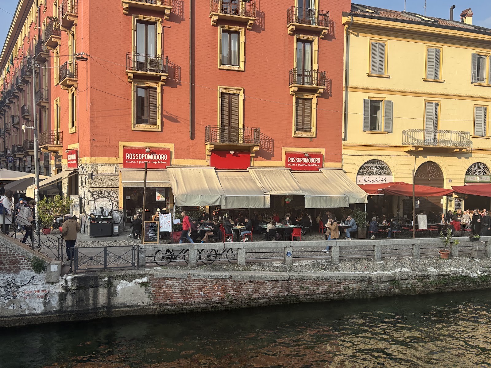 Rossopomodoro Naviglio Grande: the place