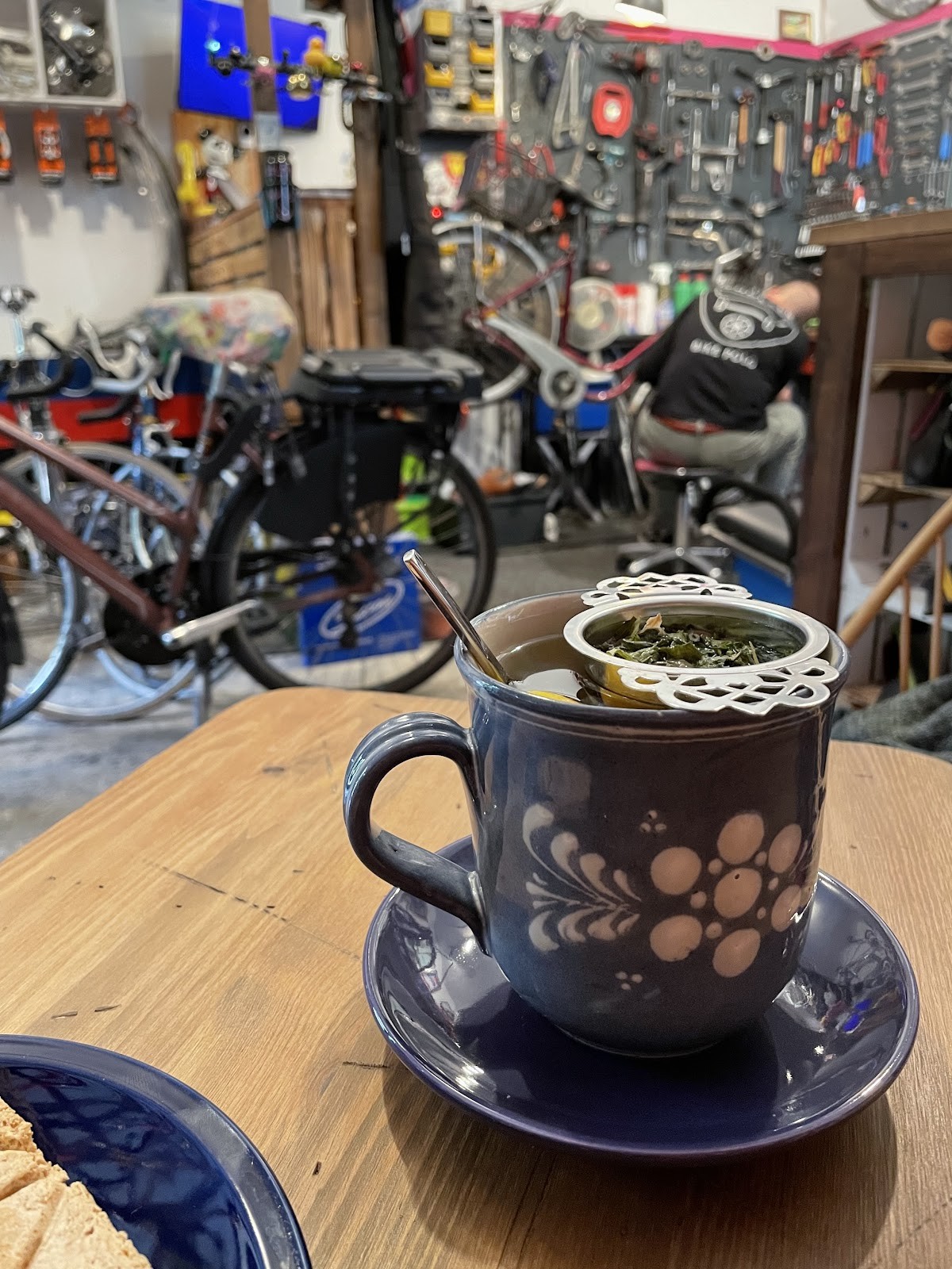 The Rolling Dackel - Bike Service & Vegan Café: food & drinks