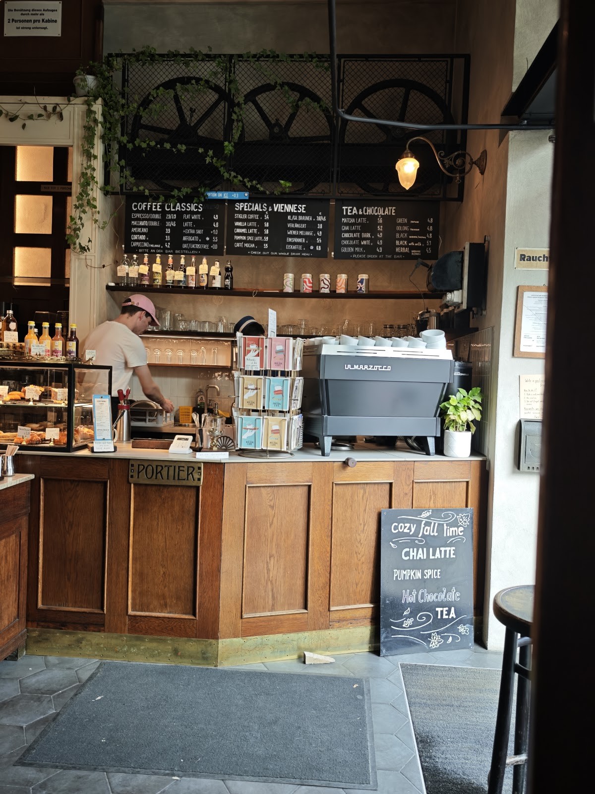 Aufzug Café: the place