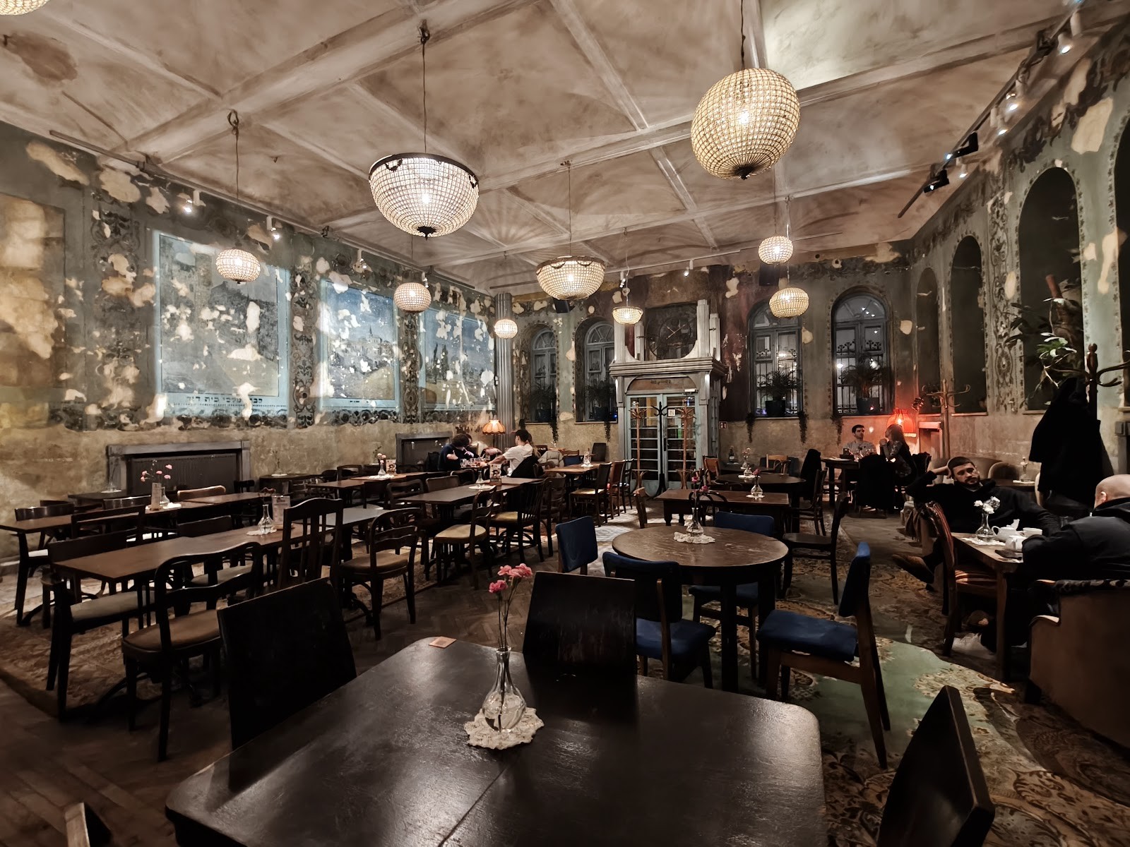 HEVRE | Bar & Restaurant: the place