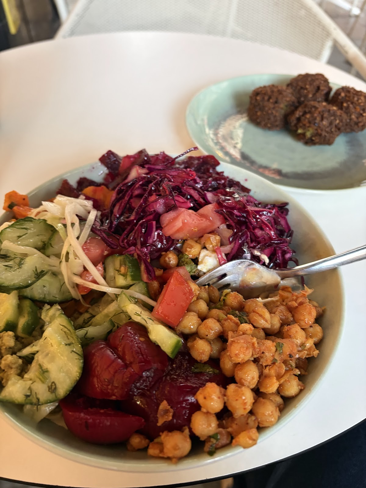 Falafel Tof: food & drinks