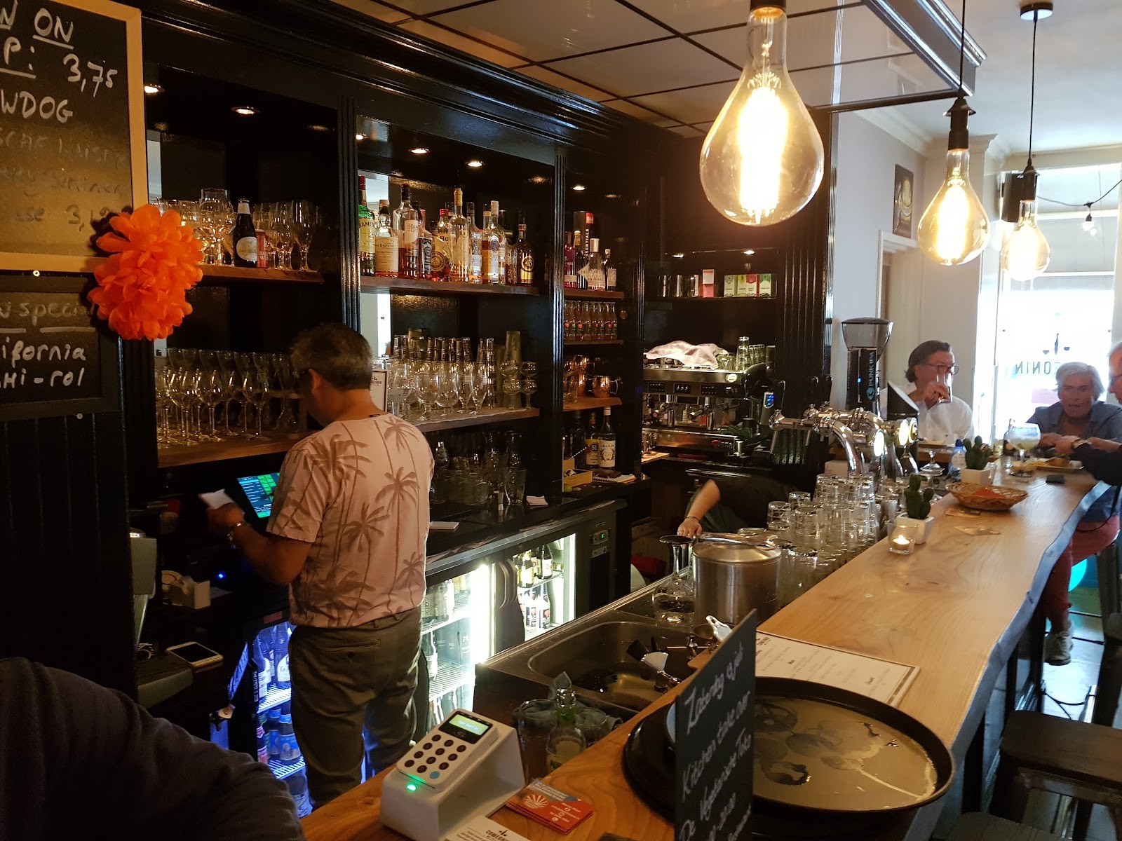 ComeOnIn Thai Food & Craft Beer: the place