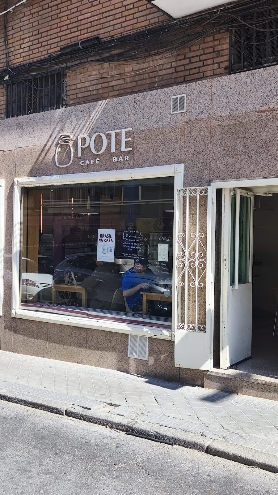 POTE café-bar: the place