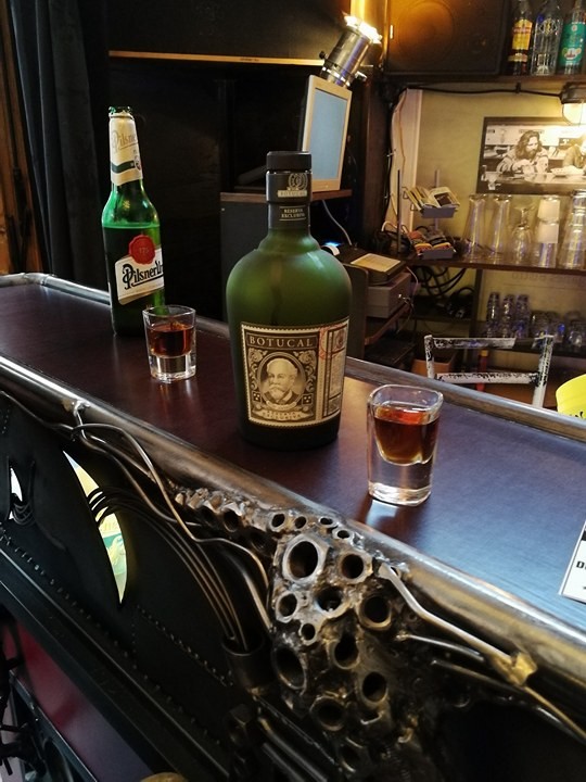 Zu Spät: food & drinks