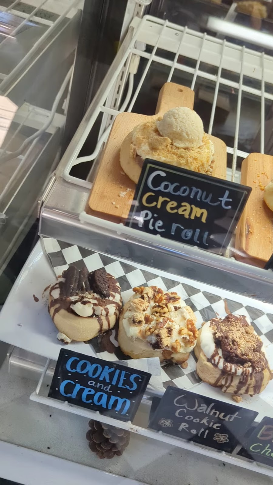 Cinnaholic: food & drinks