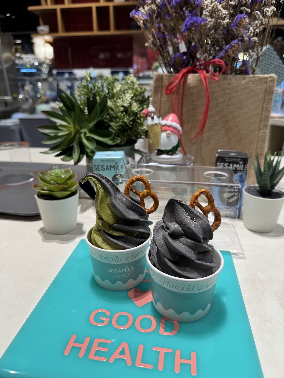 Sesamilk Gelateria: food & drinks