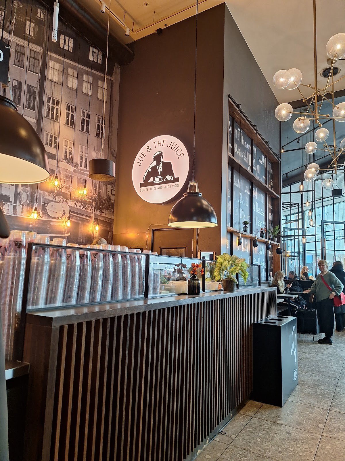 Joe & The Juice - Baggage Claim: the place