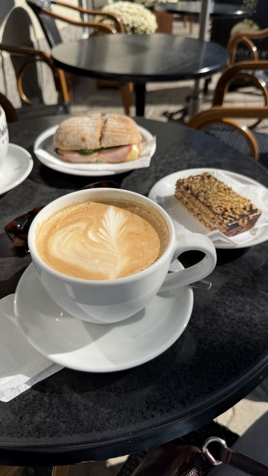 WakeCup Cafe: food & drinks