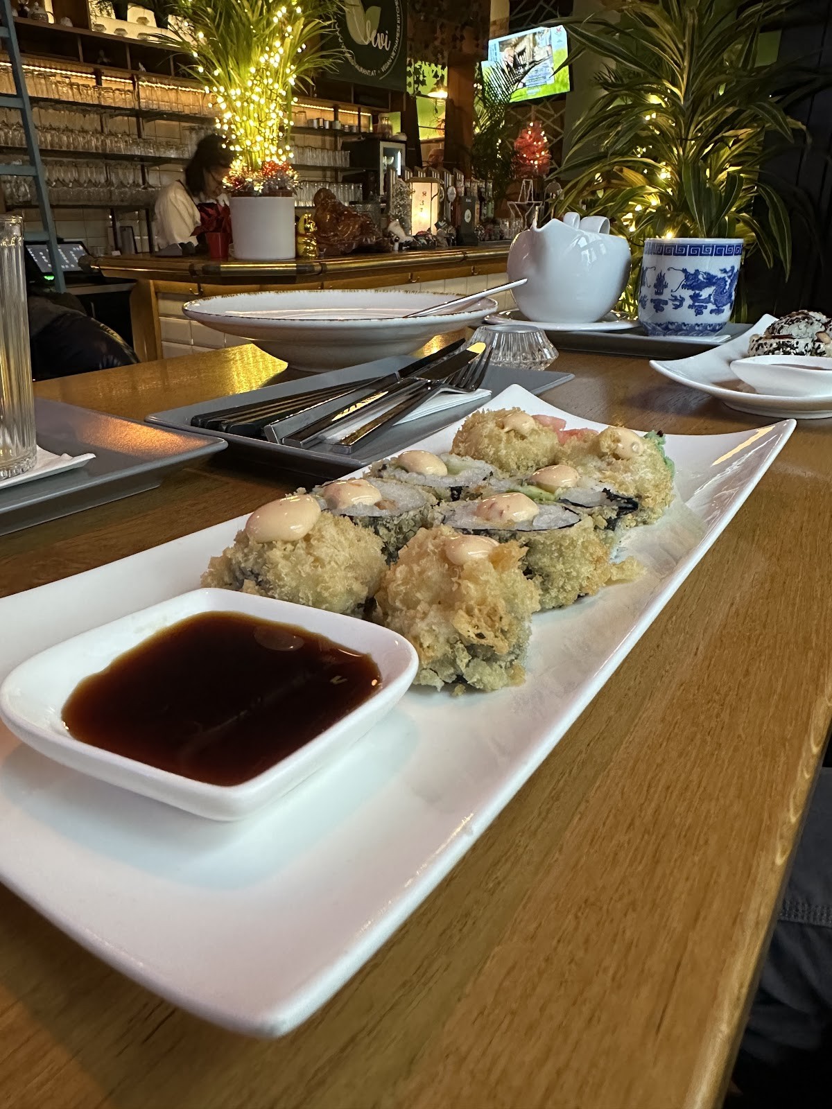 Vevi Vegan Rolls & Pots: food & drinks