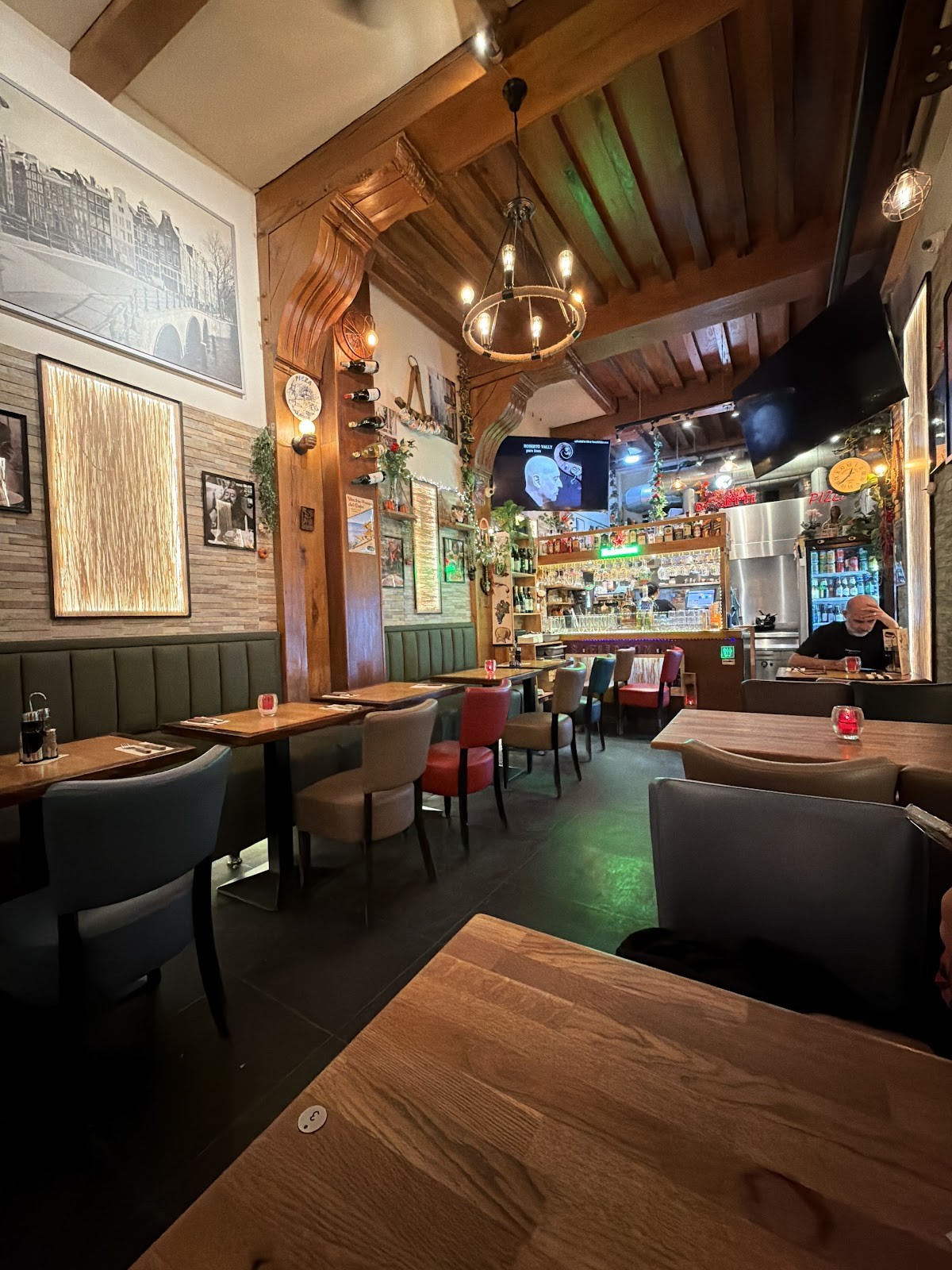Pizzeria Bella Roma Amsterdam: the place