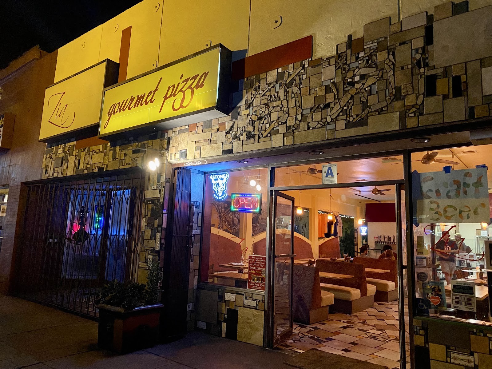 Zia Gourmet Pizza: the place