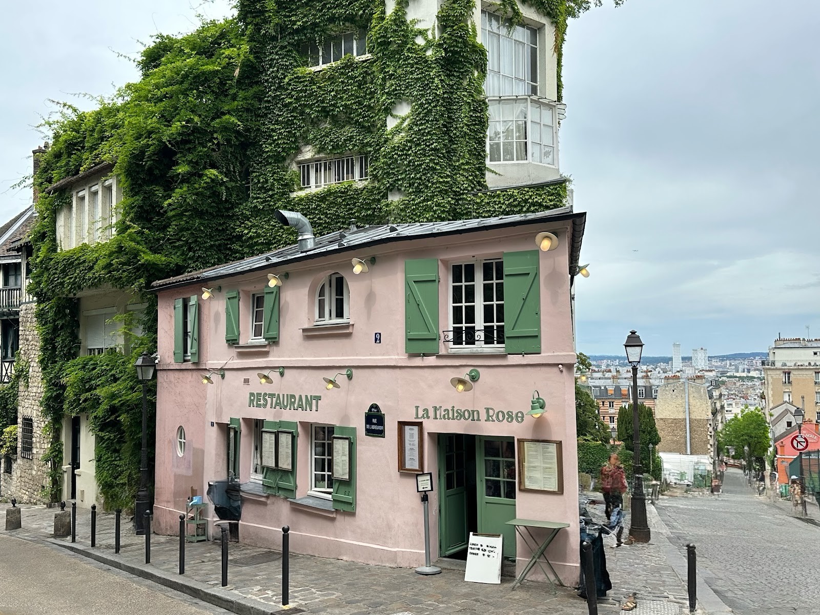 La Maison Rose: the place