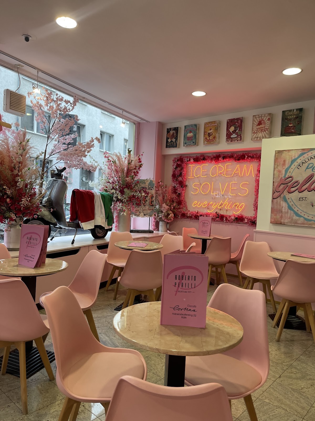 Eiscafé Cortina Köln | Milcheis, veganes Eis & Hundeeis am Zülpicher Platz: the place