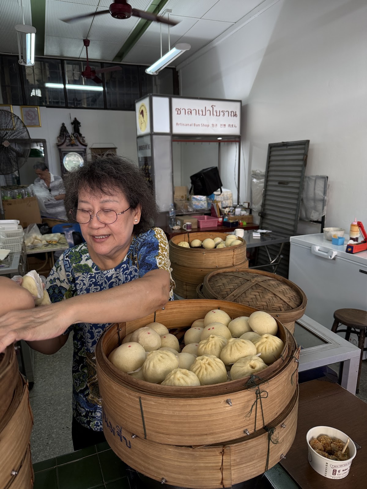 กู่หลงเปา ซาลาเปาโบราณ (สาขาเจริญกรุงหมอมี Charoenkrung Momi) Gu Long Bao Artisanal Bun Shop 古笼包包子店: the place