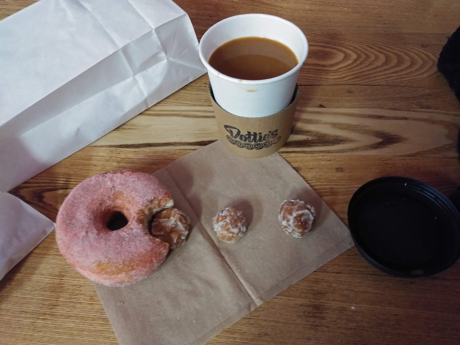 Dottie's Donuts: food & drinks