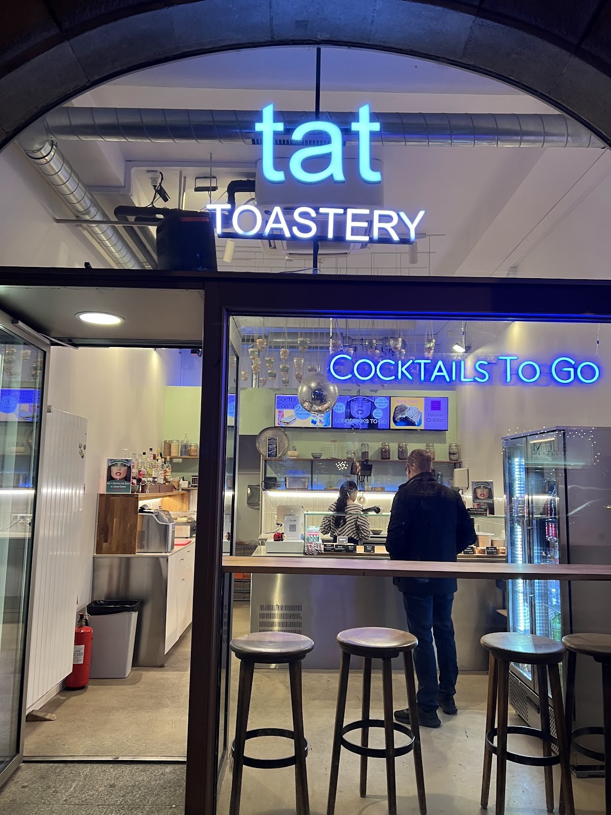 tat Meze Bar am Tag & Toastery at Night: the place