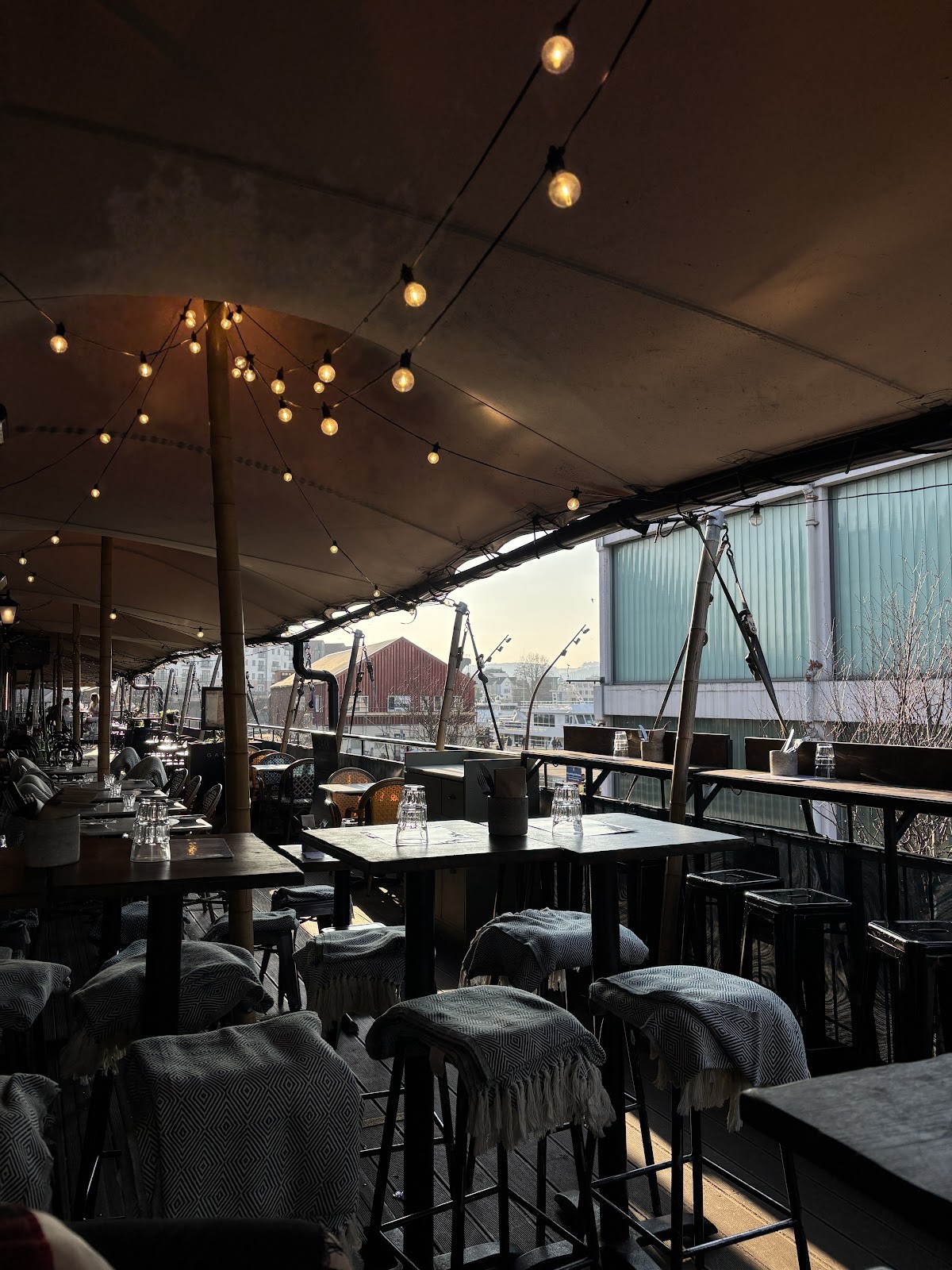 Cargo Cantina: the place