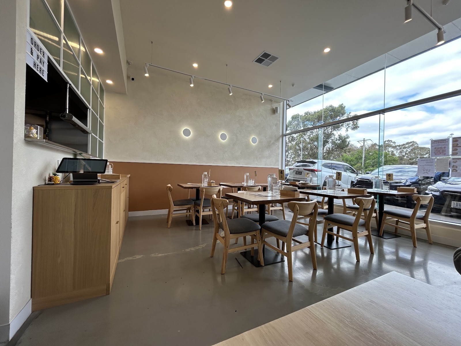 HANAKA JAPANESE KITCHEN: the place