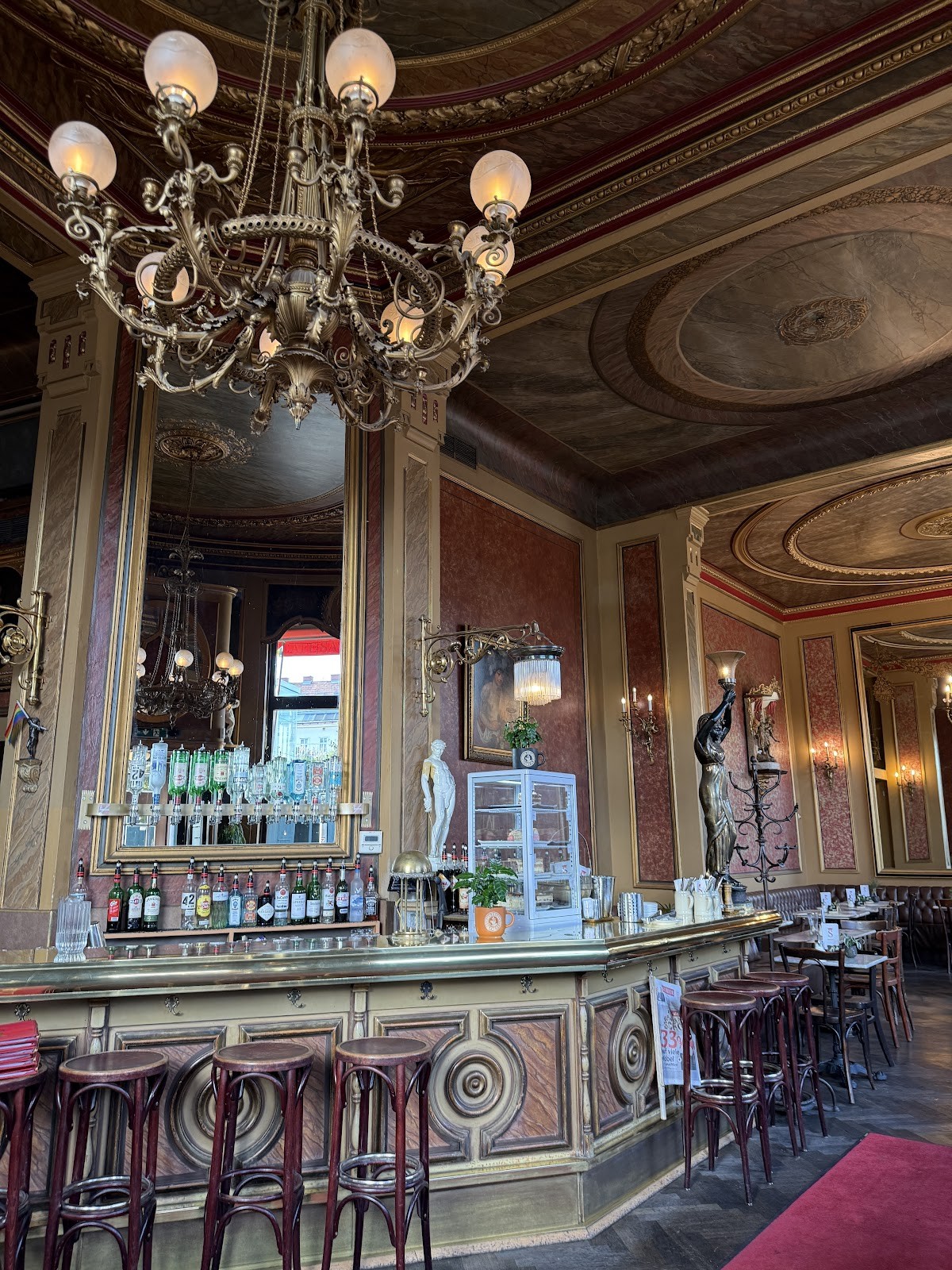 Café Savoy: the place