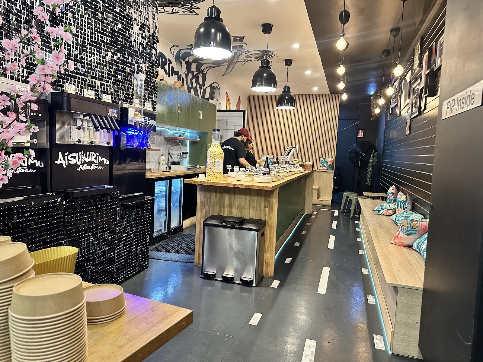 Aisukurimu Newtown: the place
