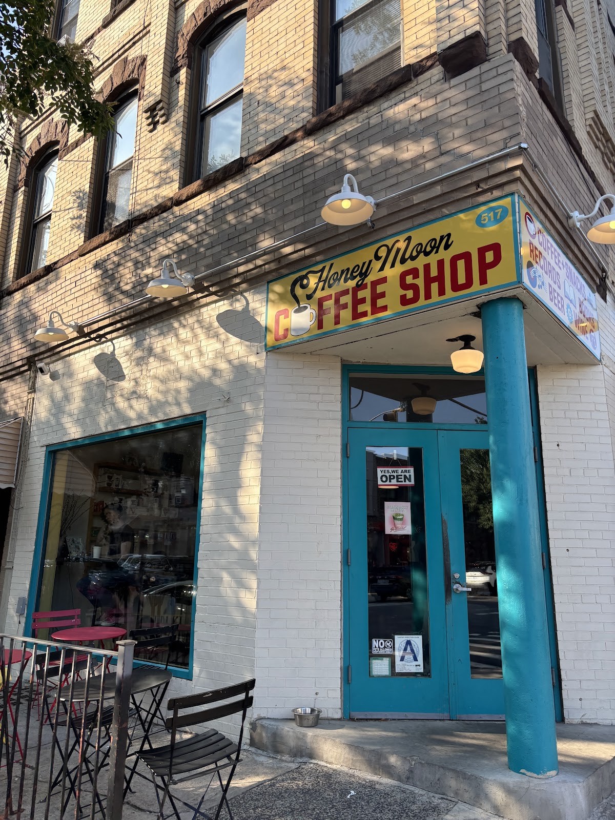 Honey Moon Coffee Shop: the place