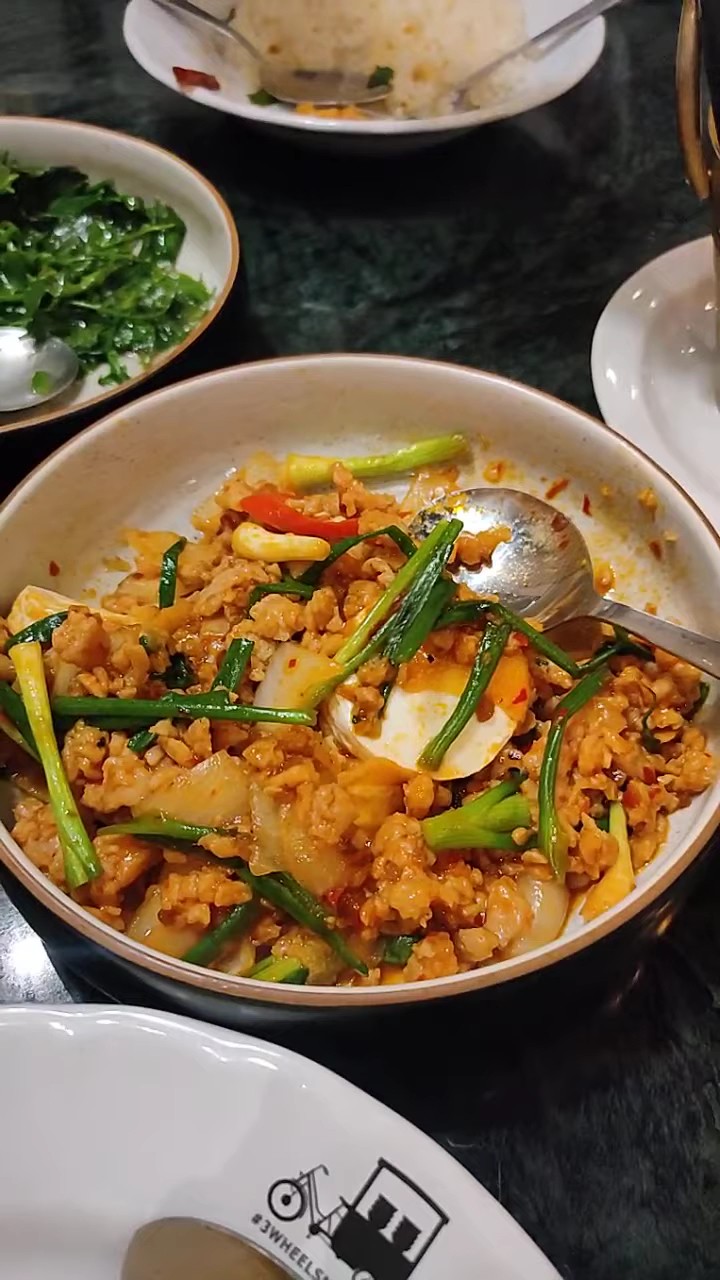 Baan Ying Plant-Based: food & drinks