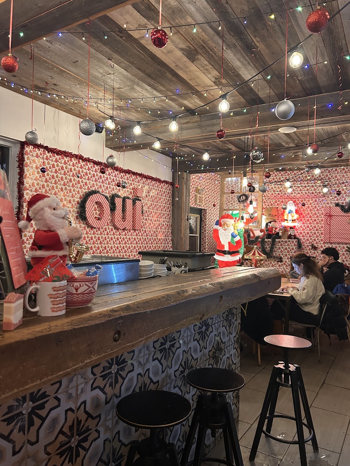 Café OUI MAIS NON: the place